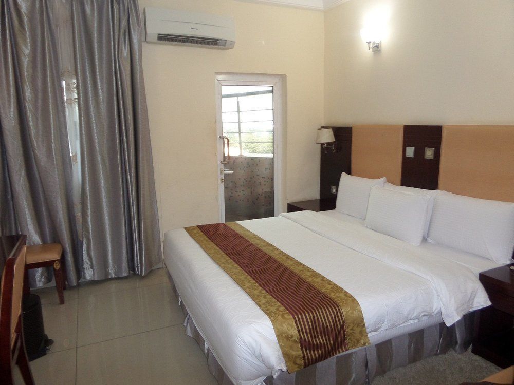 Barcelona Hotels, Abuja Mobushipe Eksteriør bilde